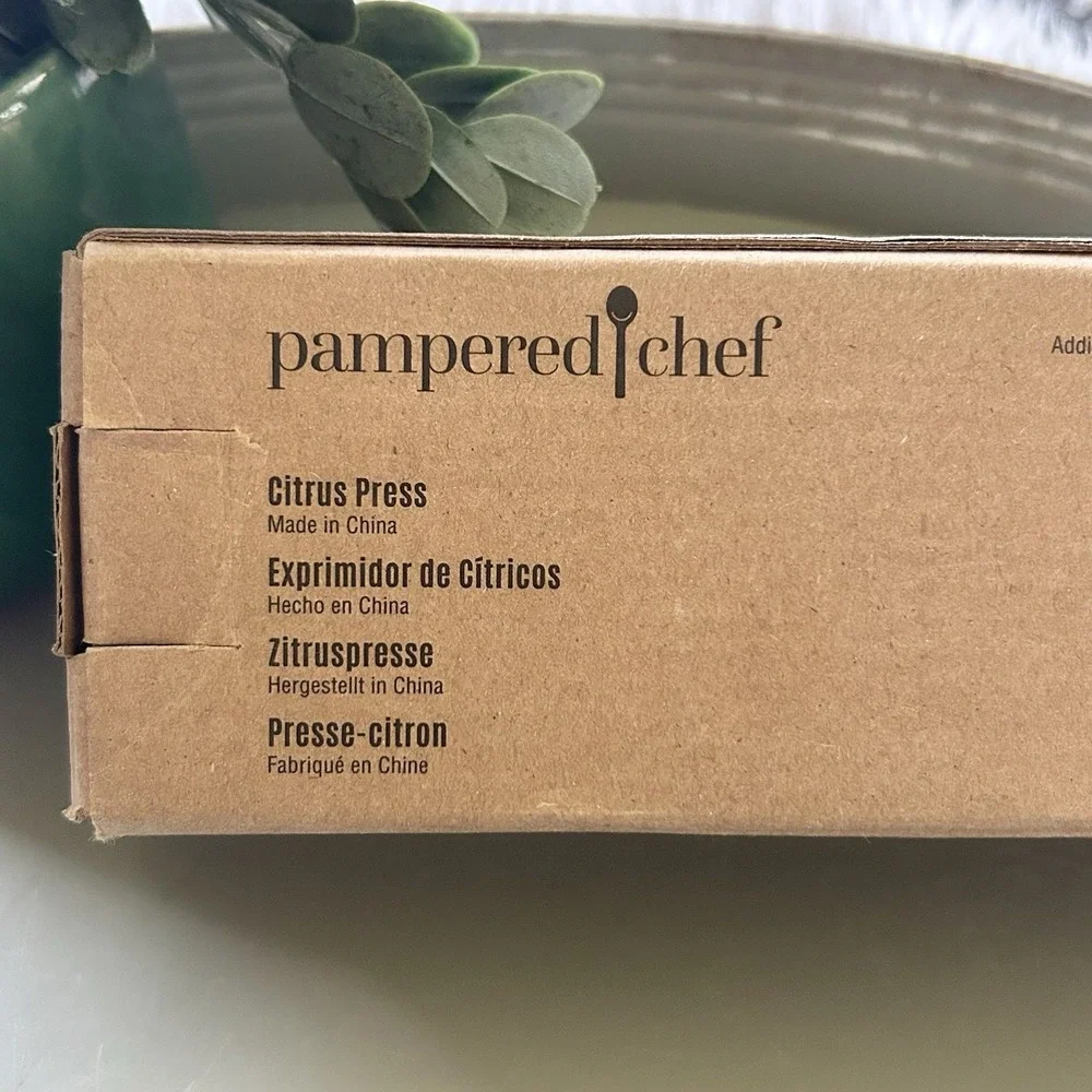 Pampered Chef Citrus Press, Coated Aluminum, 9 in White #2595 NIB